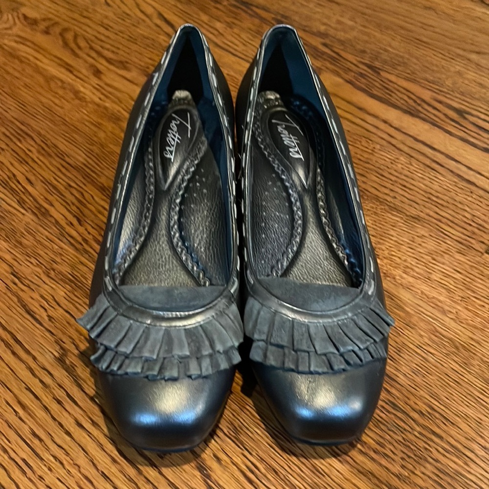 Trotters charcoal gray low heel wedge size 8 shoes